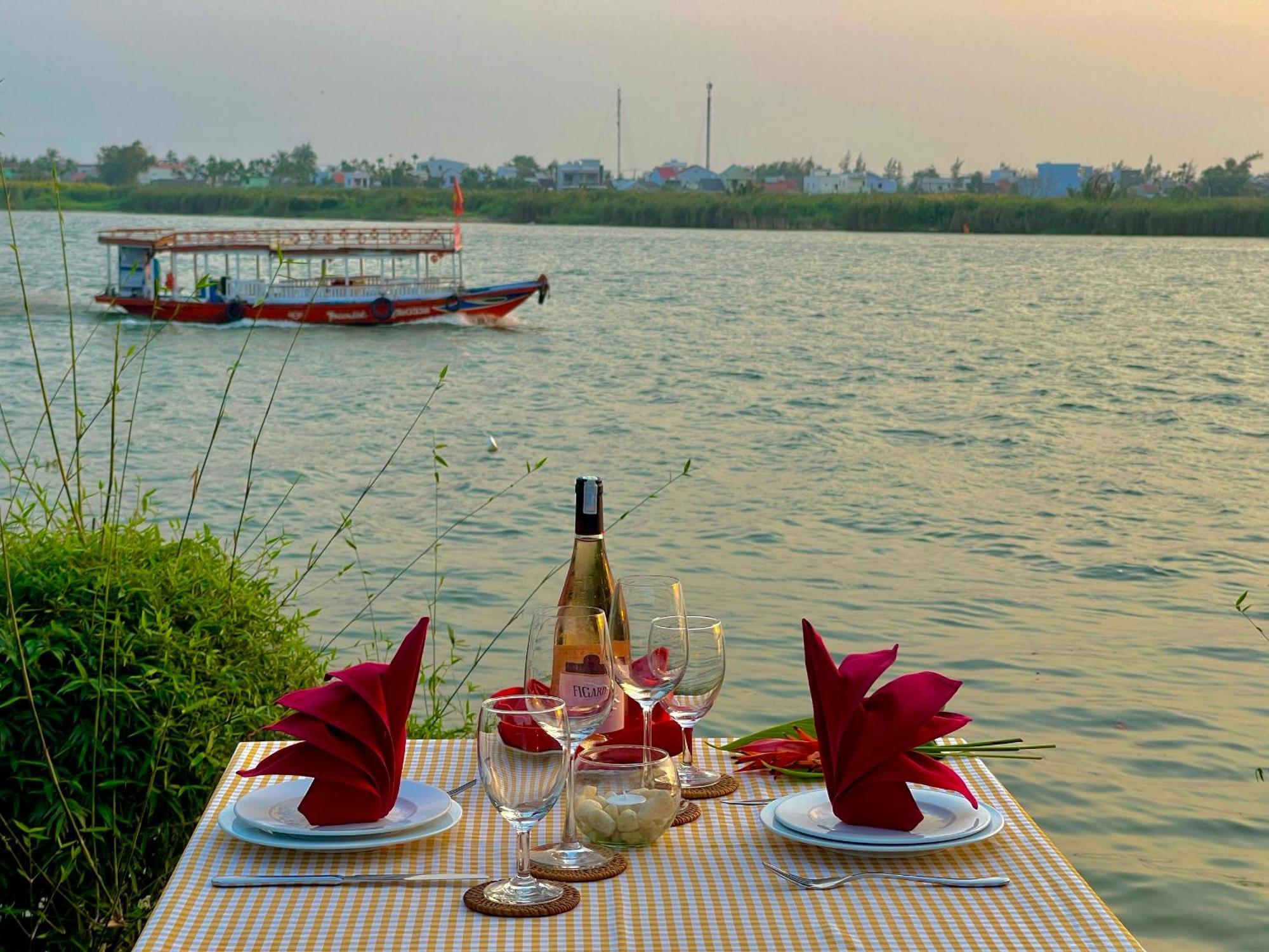 Bel Marina Hoi An Resort Екстериор снимка Sunset at the river