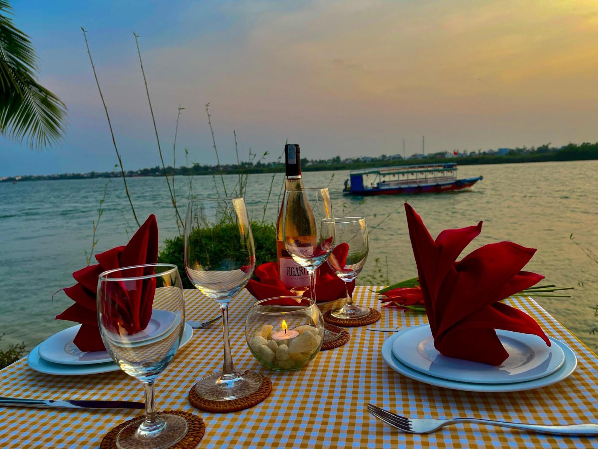 Bel Marina Hoi An Resort Екстериор снимка Sunset dinner at the beach