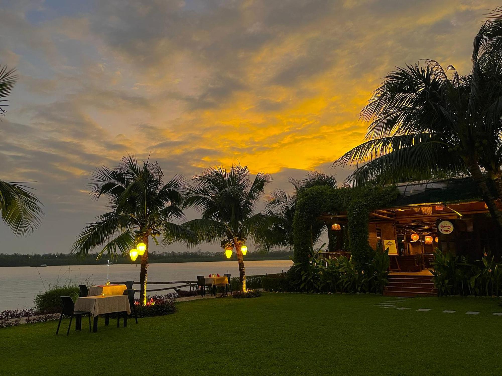 Bel Marina Hoi An Resort Екстериор снимка Sunset at the Riverview Bar